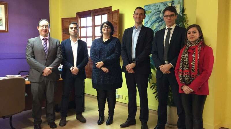 La concejala Celeste López con los representantes de los despachos (Foto TA)